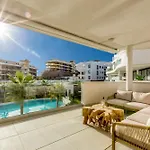 Vivi Homes - Terra Higueron Luxury, Terrace & Pool Apartment