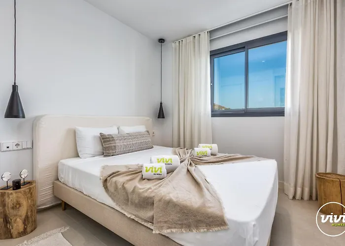 Vivi Homes - Terra Higueron Luxury, Terrace & Pool アパート フエンヒロラ