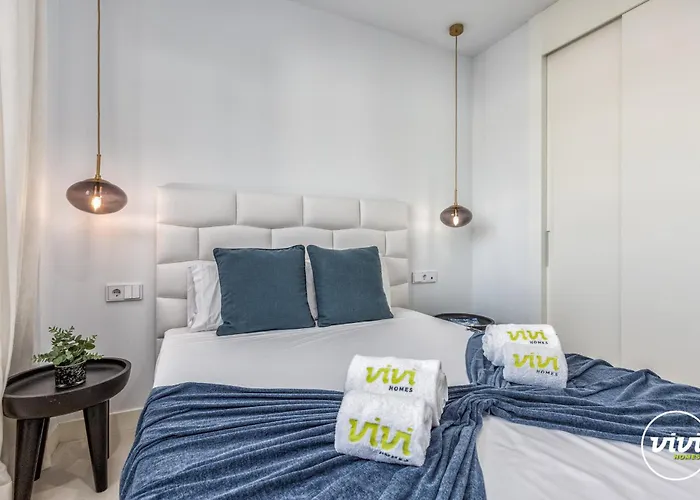 Vivi Homes - Terra Higueron Luxury, Terrace & Pool アパート フエンヒロラ