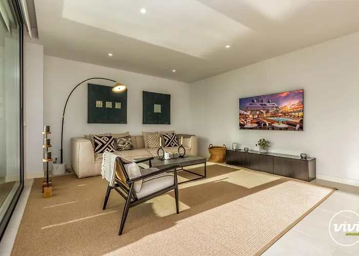 Vivi Homes - Terra Higueron Luxury, Terrace & Pool フエンヒロラ