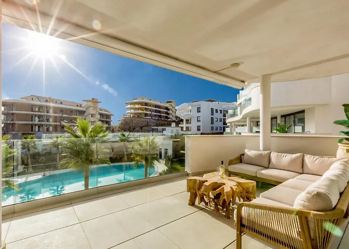 Vivi Homes - Terra Higueron Luxury, Terrace & Pool アパート